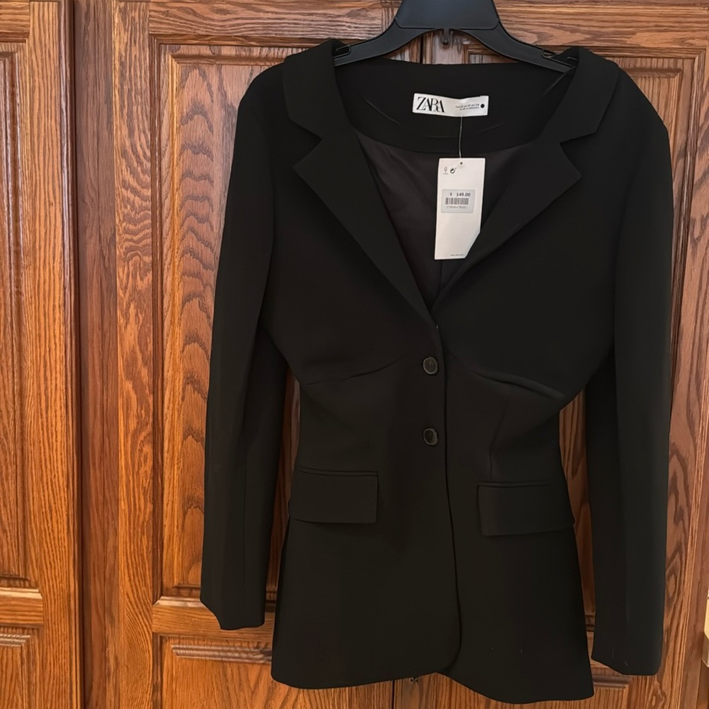 Zara Blazer/ suit coat NWT. Black. Classy fit & style